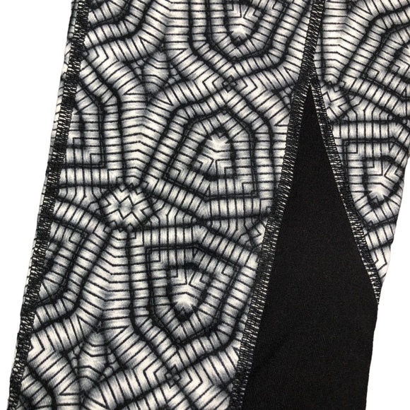 Athleta cropped leggings black white grey geometric kaleidoscope print M - Picture 4 of 8
